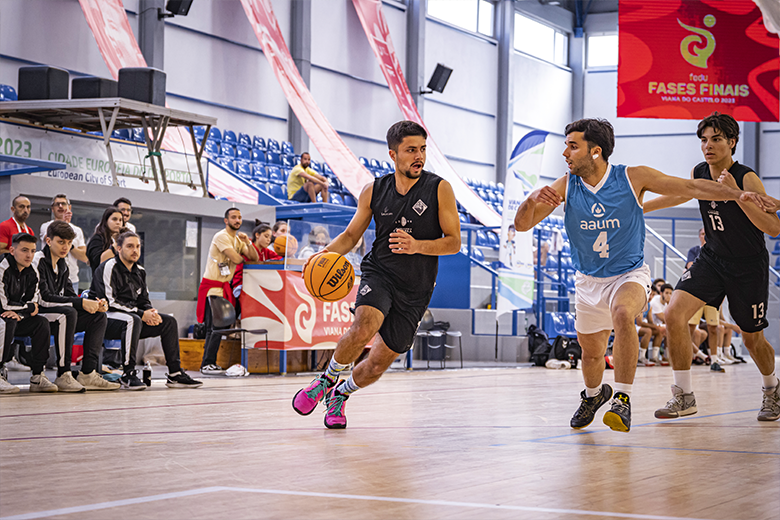 Logo abaixo tiro de pessoa jogando basquete - Fotos de arquivo